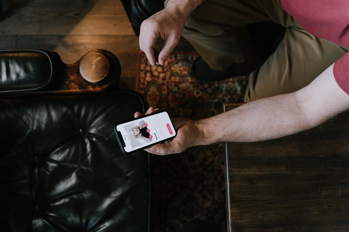 can tinder detect fake location